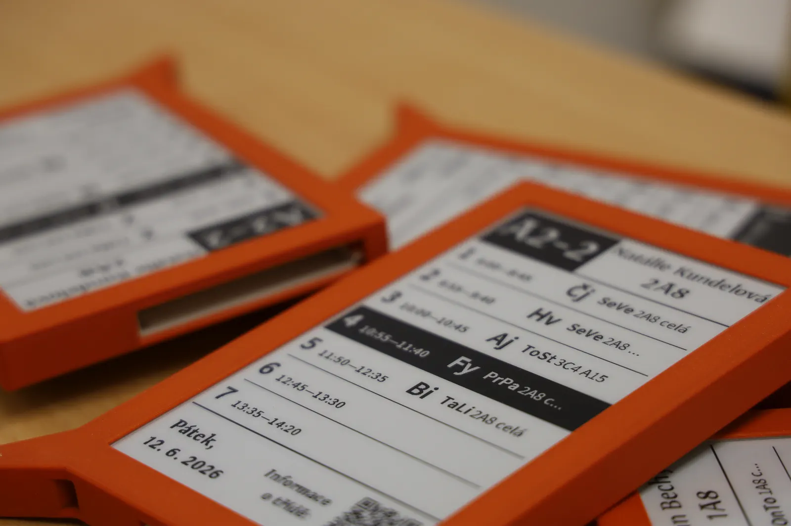 Detail 7,5" e-ink displeje eRozvrh s rozvrhem hodin a suplováním